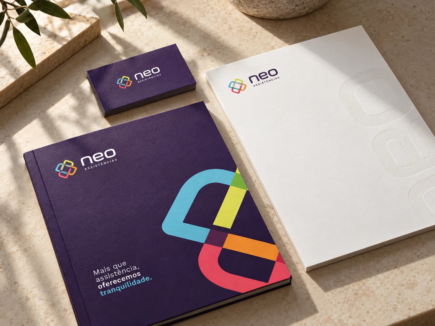 Papelaria da NEO Assistências sobre a mesa