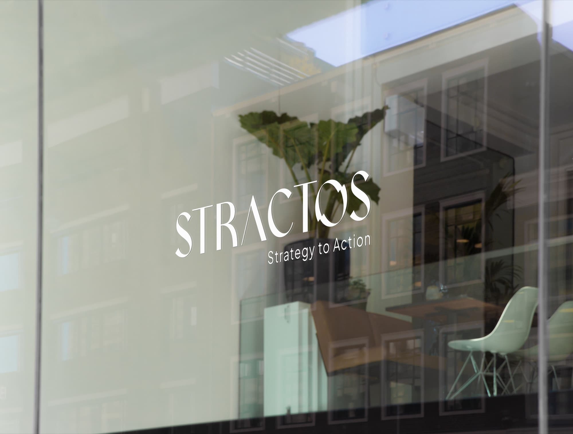 Stractos: logo aplicado em vidro de escritório